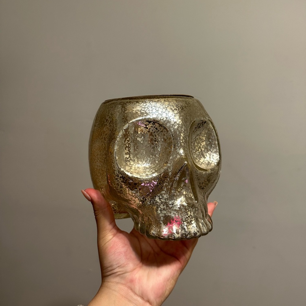 Bath and body candle holder skull
